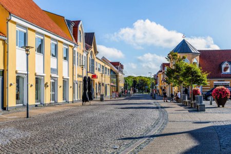 Foto de Skagen calle de la ciudad con casas amarillas tradicionales y restaurantes, cafeterías y boutiques en un día soleado de verano. Skagen, Dinamarca - 12 de agosto de 2023. - Imagen libre de derechos