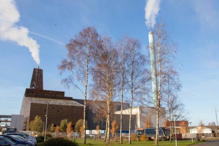 Gran planta de incineración de residuos en la ciudad de Roskilde. Fábrica de reciclaje de residuos.