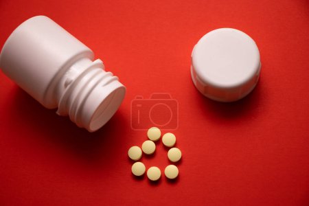 Téléchargez les photos : Composition médicale avec des pilules et le flacon de pilule. - en image libre de droit