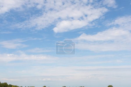 Foto de Vista del hermoso cielo azul con nubes blancas. Foto de alta calidad - Imagen libre de derechos