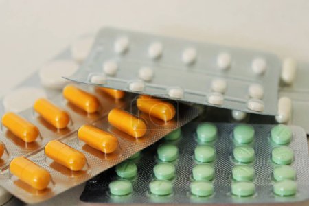 Foto de Diferentes medicamentos: tabletas, pastillas en blister, medicamentos medicamentos, macro, enfoque selectivo. Medicamentos, productos médicos. Foto de alta calidad - Imagen libre de derechos