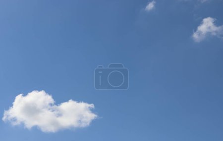 Blick auf den schönen blauen Himmel mit weißen Wolken. Hochwertiges Foto