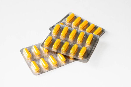 Foto de Diferentes medicamentos: tabletas, pastillas en blister, medicamentos medicamentos, macro, enfoque selectivo. Medicamentos, productos médicos. Foto de alta calidad - Imagen libre de derechos