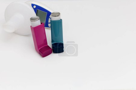 Asthma-Inhalatoren und Durchflussmessgeräte auf weißem Hintergrund. Lungenkrankheiten. Hochwertiges Foto