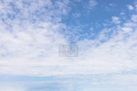 Foto de Vista del hermoso cielo azul con nubes blancas. Foto de alta calidad - Imagen libre de derechos
