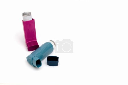 Asthma-Inhalatoren auf weißem Hintergrund. Lungenkrankheiten. Hochwertiges Foto