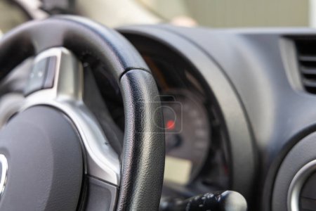 Téléchargez les photos : Roue streering en cuir noir et panneau de commande dans la voiture. Photo de haute qualité - en image libre de droit