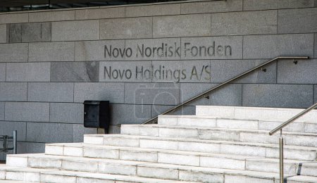Téléchargez les photos : Escalier en marbre et mur avec inscription Novo Nordisk holdings. Copenhague, Danemark - 3 juin 2023. - en image libre de droit