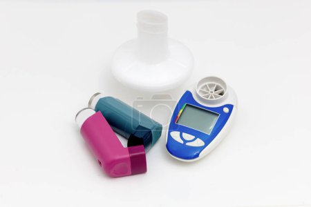 Inhaladores de medicamentos para el asma y medidor de flujo máximo sobre un fondo blanco. Enfermedad pulmonar. Foto de alta calidad