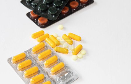 Verschiedene Medikamente: Tabletten, Pillen in Blisterverpackung, Medikamente Medikamente, Makro, selektiver Fokus. Medikamente, medizinische Produkte. Hochwertiges Foto