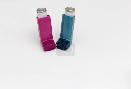 Inhaladores de medicamentos para el asma sobre un fondo blanco. Enfermedad pulmonar. Foto de alta calidad