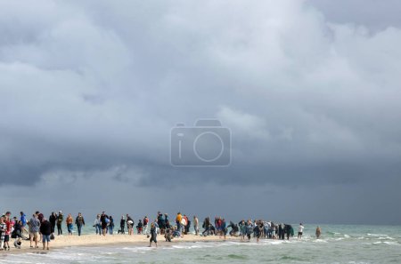 Foto de Personas caminando a lo largo de la orilla del mar en el cabo Grene, Skagen Odde, Dinamarca - 29 de agosto de 2023. - Imagen libre de derechos