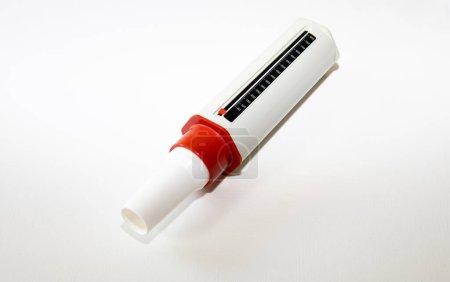 Pharmazeutisches Produkt wird verwendet, um Asthmaanfälle zu behandeln oder zu verhindern. Gesundheits- und medizinisches Konzept. Asthma-Inhalatoren für Asthma- und COPD-Patienten. Peak Flow Meter.