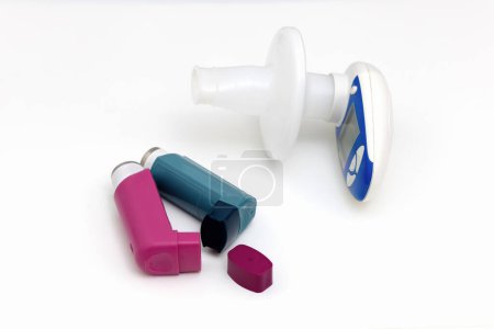 Inhaladores de medicamentos para el asma y medidor de flujo máximo sobre un fondo blanco. Enfermedad pulmonar. Foto de alta calidad
