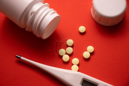 Téléchargez les photos : Composition médicale avec des pilules et le flacon de pilule. - en image libre de droit