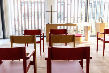 Kirchenraum für Gebet und Privatsphäre mit großem Kreuz und Stühlen für die Besucher. Krankenhaus Herlev, Dänemark.