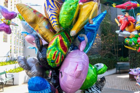 Beaucoup de ballons d'hélium colorés pour les enfants sont vendus dans le parc. 