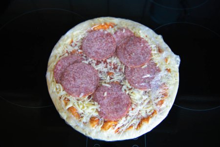 Pizza congelada semiacabada del supermercado. Concesión de comida rápida. Foto de alta calidad