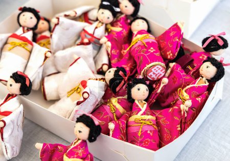 Kleine japanische Puppen im Kimono in einer Schachtel. Japanische Souvenirs.