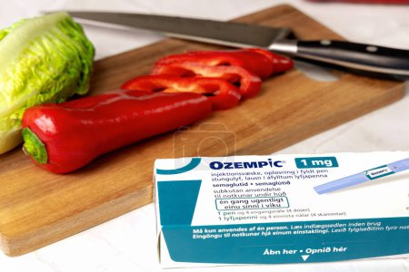 Original dänischer Ozempic Insulin-Injektionsstift für Diabetiker und Gemüse. Dänemark - 28. April 2024