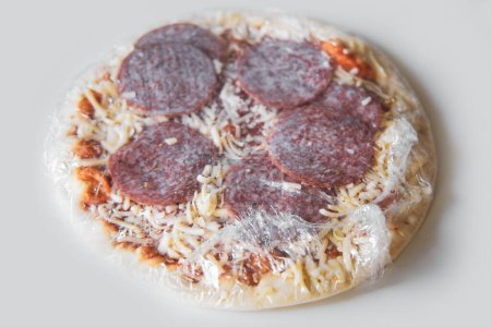 Pizza congelada semiacabada del supermercado. Concesión de comida rápida. Foto de alta calidad