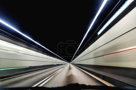 Blick aus einem schnell fahrenden Auto auf den Straßentunnel. Straßen- und Eisenbahntunnel zwischen Dänemark und Schweden.