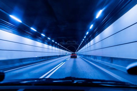 Blick aus einem schnell fahrenden Auto auf den Straßentunnel. Straßen- und Eisenbahntunnel zwischen Dänemark und Schweden.