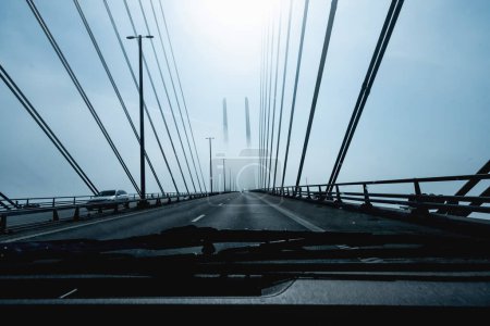 Vue sur le pont routier à grande vitesse depuis une voiture en mouvement rapide. Blocage routier et ferroviaire reliant le Danemark et la Suède.