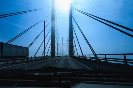 Blick auf die Hochgeschwindigkeits-Straßenbrücke aus einem schnell fahrenden Auto. Straßen- und Eisenbahnverbindungen zwischen Dänemark und Schweden.