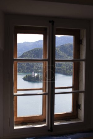 Foto de Vista del lago Bled desde una ventana - Eslovenia - Imagen libre de derechos