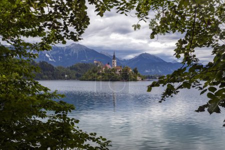 Foto de Lago Bled Con su Iglesia en Eslovenia - Imagen libre de derechos