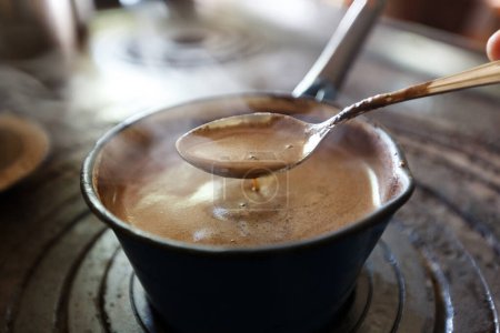 Großaufnahme von frisch zubereitetem türkischen Kaffee 