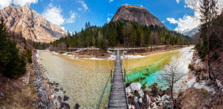 Téléchargez les photos : Pont suspendu sur la Soca de montagne alpine en Slovénie - en image libre de droit