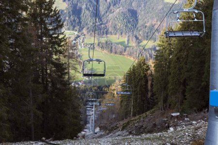Téléchargez les photos : Nouveau télésiège de Kranjska Gora sur la nouvelle piste de ski de Vitranc - Travaux en cours - en image libre de droit