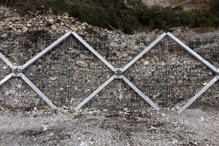 Téléchargez les photos : Protection des clôtures métalliques avant que le rocher ne tombe sur la route - en image libre de droit