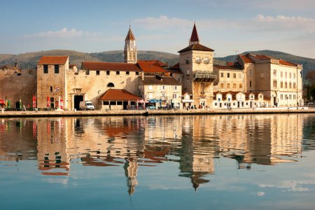 Téléchargez les photos : Trogir, Coatia - 21 avril 2006 : Des reflets dans l'Adriatique et une douce lumière du matin illuminent le charme intemporel de cette ancienne ville touristique de l'Empire romain en Dalmatie, protégée par l'UNESCO - en image libre de droit