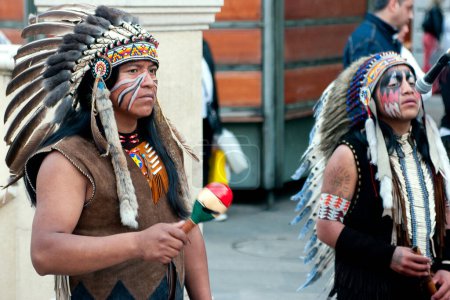 Foto de Ancona, Marche, Italia - 01 de mayo de 2006: Los nativos americanos dan vida a su música en una ciudad italiana, creando una experiencia culturalmente enriquecedora. - Imagen libre de derechos