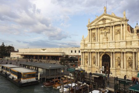 Foto de Venecia, Véneto, Italia - 19 de febrero de 2020: Estación de tren de Venecia - Italia - Imagen libre de derechos