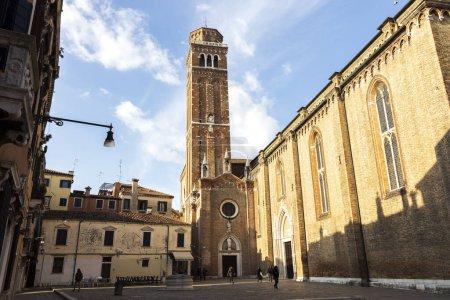 Foto de Venecia, Véneto, Italia - 19 de febrero de 2020: Una de las muchas iglesias bellas de Venecia - Italia - Imagen libre de derechos
