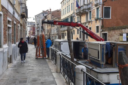 Foto de Venecia, Véneto, Italia - 19 de febrero de 2020: Calles de Venecia Historias de estilo de vida de la gente local - Mover cualquier cosa sin concepto de carreteras - Imagen libre de derechos