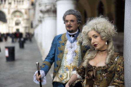 Téléchargez les photos : Venise, Vénétie, Italie - 19 février 2020 : Déguisements de masque de carnaval vénitien femme courtisane et noble monsieur dans les rues de Venise lors d'un événement annuel de carnaval - en image libre de droit