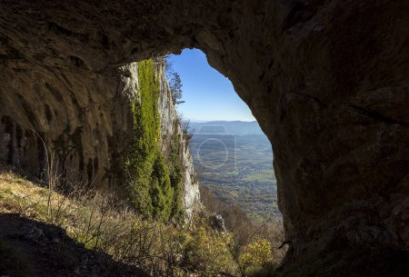 Téléchargez les photos : Skozno Hole Formation géologique karstique dans la nature - Nova Gorica Slovénie - en image libre de droit