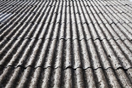 Téléchargez les photos : Amiante - Eternit Couverture sur le toit d'une vieille maison. - en image libre de droit