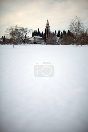 Téléchargez les photos : Vue latérale rurale du village de Vrtojba en hiver Slovénie - en image libre de droit