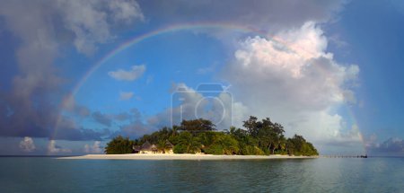 Foto de Rainbow Arch Over an Island Resort en Maldivas Panorama - Imagen libre de derechos
