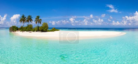 Téléchargez les photos : Petite île tropicale du désert avec lagon onirique Panorama - en image libre de droit