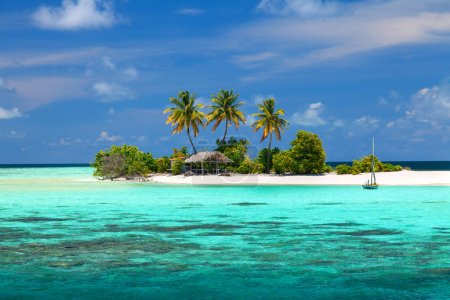 Eine einsame Insel mit einer schattigen Fischerhütte auf den Malediven.