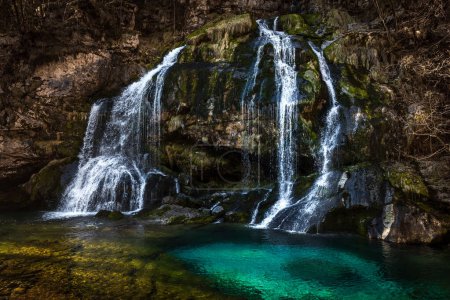 Téléchargez les photos : Mystique belle nature Spot d'une lagune d'émeraude alpine et cascade - en image libre de droit