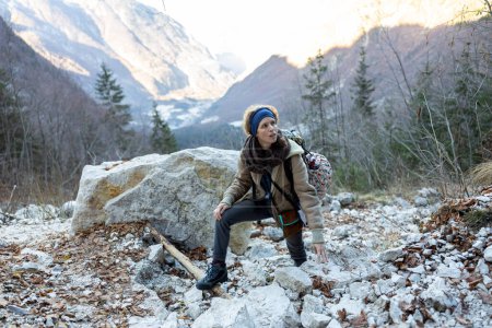 Téléchargez les photos : Femme mûre Randonneuse Annonces ascendantes difficiles sur un sentier de randonnée dans la haute montagne des Alpes européennes - en image libre de droit