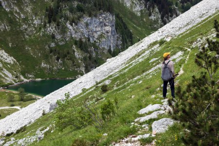 Téléchargez les photos : Randonnée pédestre au-dessus du lac Krn sur les sentiers de la Première Guerre mondiale - Parc national du Triglav, Alpes juliennes Slovénie. - en image libre de droit